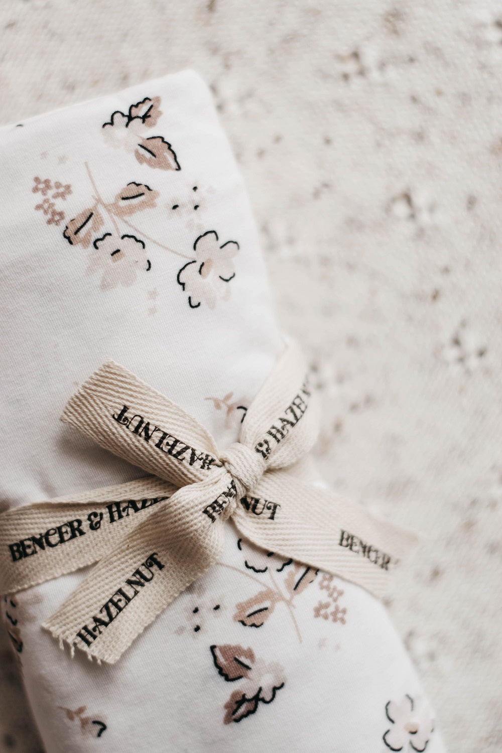 Bencer & Hazelnut Bamboo Jersey Swaddle - Daisy
