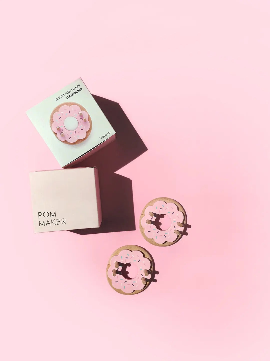 Pom Maker Donut – Strawberry (Medium)