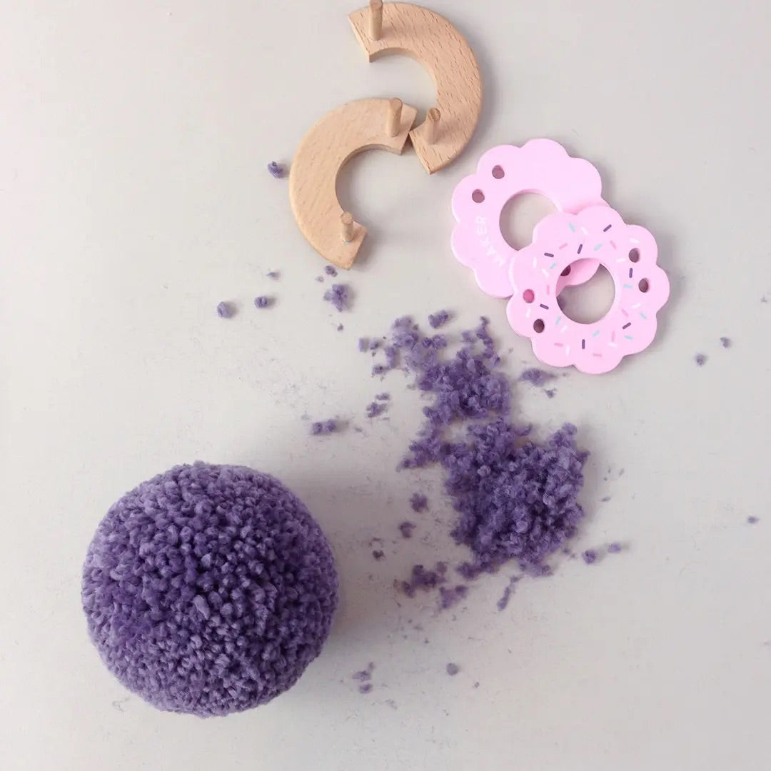 Pom Maker Donut – Strawberry (Medium)