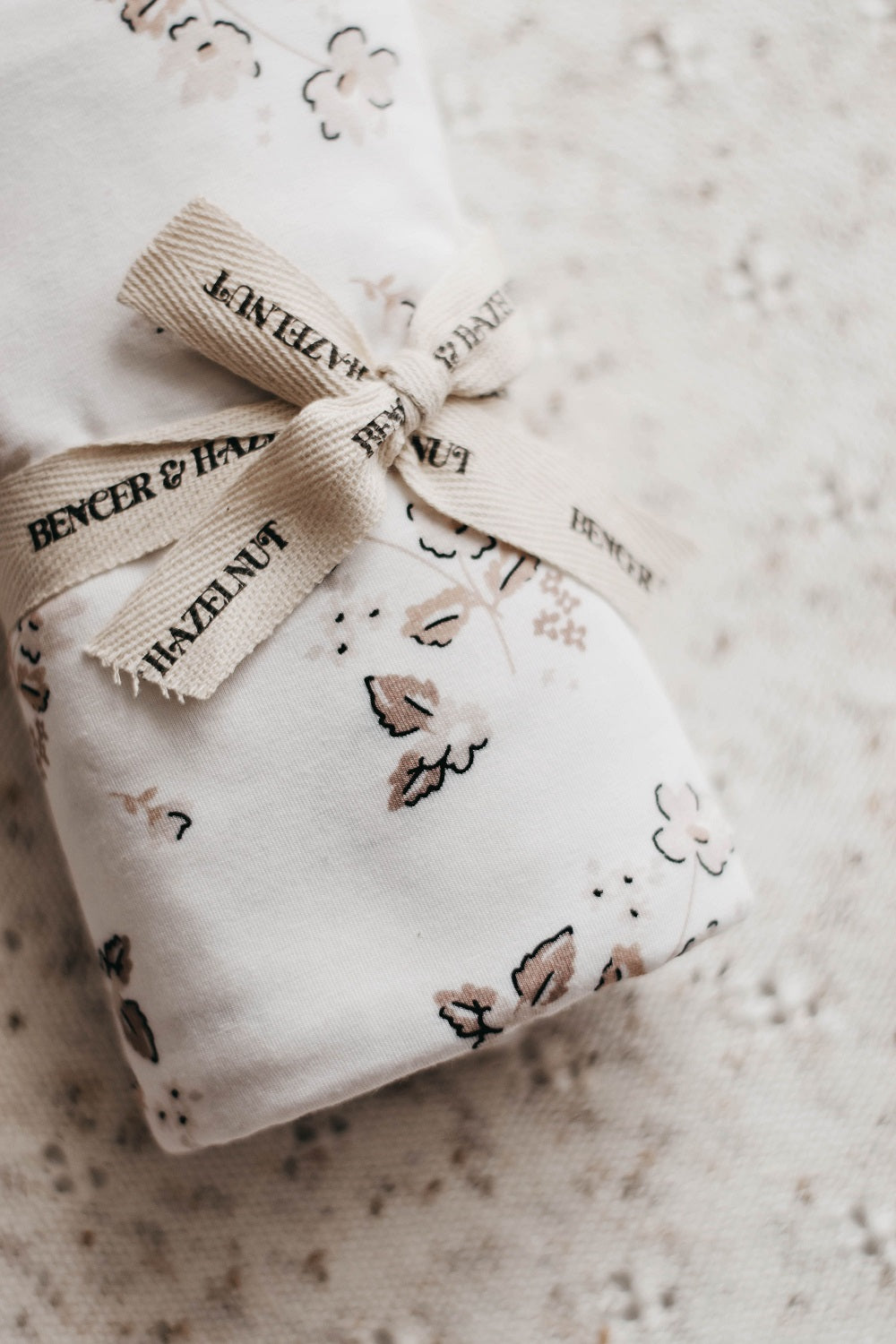 Bencer & Hazelnut Bamboo Jersey Swaddle - Daisy